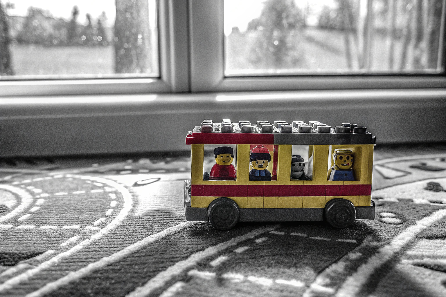 Kind spielt mit LEGO DUPLO Bus