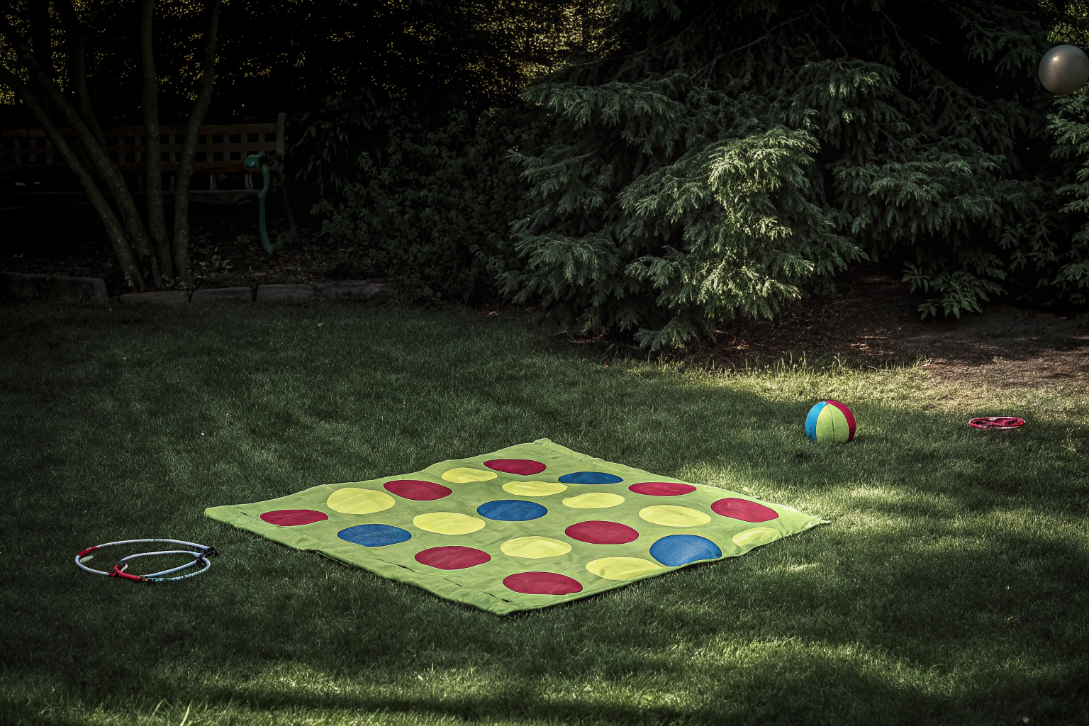 Familie spielt Twister