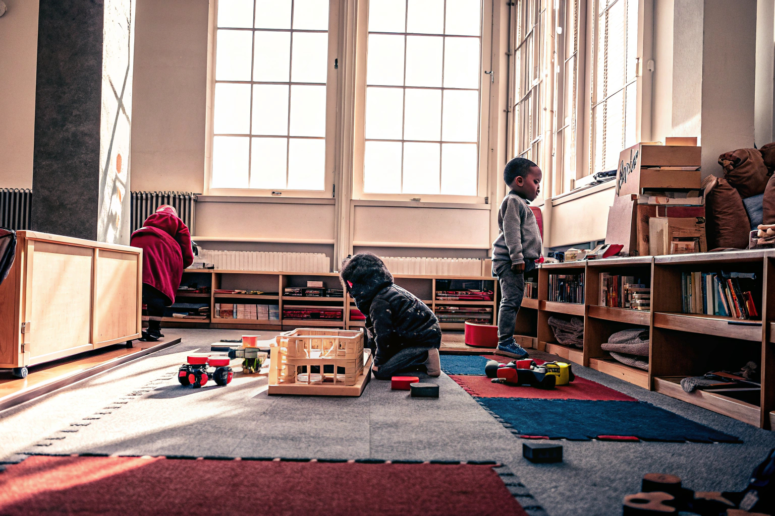 Kinder spielen mit Lernspielzeug