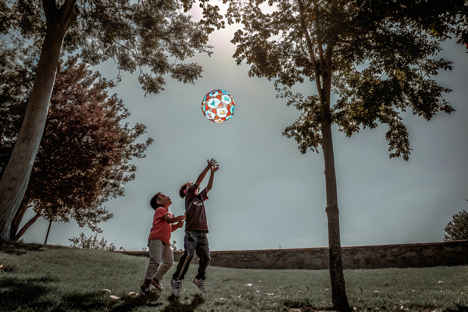 Kinder spielen mit dem semai Fliegenden Ball