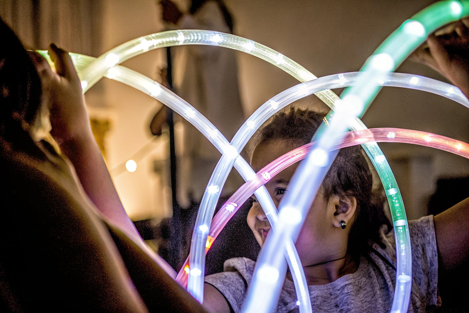 Kinder spielen mit YESLUSY Knicklicht Pop Tubes